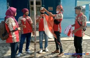 GML Pesawaran Mengganti Bendera Merah Putih Koyak Milik Dinas Perikanan