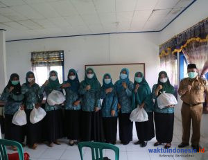 TP PKK Pesibar Bagi-bagi Sembako