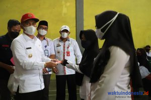 Guru non-PNS Dibantu Sembako, Bupati Parosil juga Serahan Ribuan Rekening Tabungan Tenaga Honor Murni