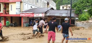 Polres Simalungun, TNI dan BPBD Bersihkan Material Banjir Tutup Akses Jalur Parapat