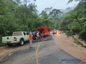 Banjir Terjang Jalur Liwa-Krui, juga Longsor di Wayrobok