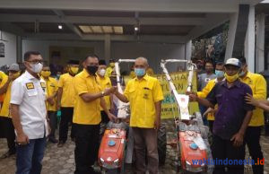 Ke Pesawaran, Anggota DPR RI Lodewijk Bagikan 10 Hand Tracktor