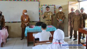 Bupati Agus Tinjau Ujian SD di Krui