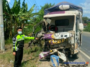 Hindari Jalan Rusak, Truk Isuzu Tabrak Truk Tracktor