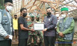 Bupati Dendi Sambangi Mbah Supinah Yang Rumahnya Ludes Terbakar