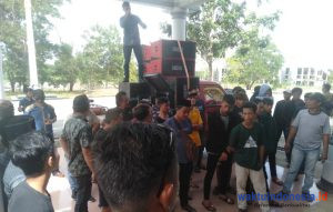 Massa Gelar Aksi di DPRD Konsel Soal Hauling Ore Nikel PT Asmindo
