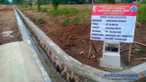300 Meter Drainase di Gedung Asri Disiram DD Rp104,681 Juta