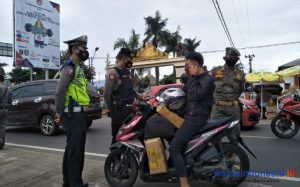 Polisi-Pol PP Pergoki 28 Pelanggar Prokes di Depan Pandapa Pringsewu