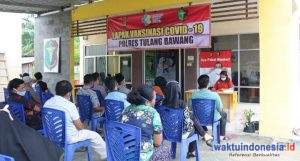 Polisi Suntik Vaksin Covid 51 Warga Tuba