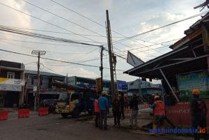 Tiang Listrik Patah Timpa Toko di Liwa, Listrik Sempat Padam 5 Jam
