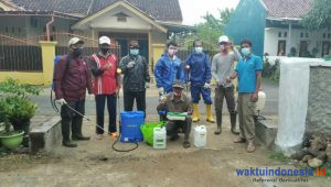 Sadar Akan Bahaya Virus Corona, Warga Sukaraja Semprotkan Disinfektan