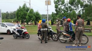Tekan Corona, Satpol PP Lakukan Penyekatan Di Pintu Masuk Pemkab Pesawaran