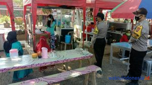 Polsek Padang Cermin Gelar Ops Yustisi PPKM Di Pasar Hanura