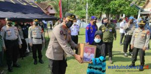 Putus Rantai Corona, Polres Pesawaran Vaksin 220 Warga Pahawang