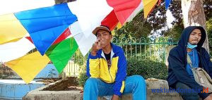 Cerita Kang Ade: Penjual Bendera dari Garut di Trotoar, 14 kali Agustus ke Liwa Berjualan Titik yang Sama