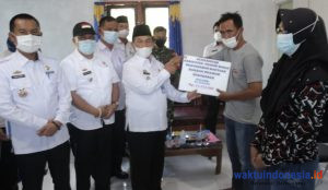Pemkab Pesibar Serahkan Bantuan Kebakaran di Penggawalima Ulu