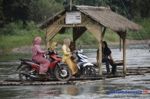 Cerita Pasutri Operasikan Getek di Waysekampung, 7 Motor Pernah Tenggelam