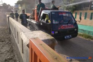 Bekerjasama Mahasiswa UIN, Pekon Hujung Semprotkan Desinfektan di Fasum-Fasos