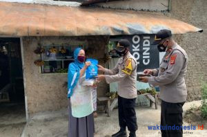 Door to Door, Polisi Pringsewu Bagikan 80 Paket Sembako