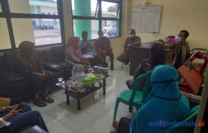 Merasa Dirugikan, Puluhan KPM BPNT Datangi Dissos Pringsewu Laporkan E-Warung-Supplier