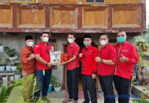 Foto: Anggota DPR RI Mukhlis Basri Bagikan Bantuan untuk Pasien Isoman di Lambar