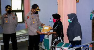Kapolres Qori Serahkan Bantuan untuk Korban Kecelakaan Kerja di Sultan Daulat
