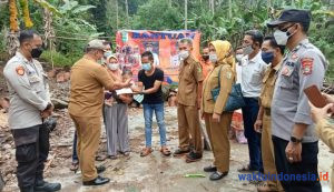 Rumah Roboh Diterjang Angin Di Teluk Pandan Banjir Bantuan