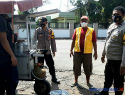 Polsek Padang Cermin Gelar Pengetatan Prokes Di Pasar Hanura
