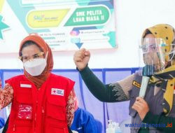 Wagub Nunik Tinjau Langsung Vaksinasi Pelajar Di SMK Pelita Pesawaran