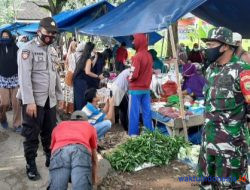 Petugas Jaring 32 Pembandel saat Operasi di Pasar Padangcermin