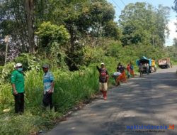 Pasukan Kuning DLH Lambar Bersihkan Sampah di Jalan Provinsi