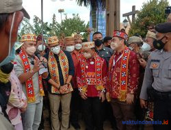 Tiba di Kampung Kopi, Menteri Sandi Disambut Adat Lampung Saibatin