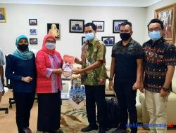 Kordiv Penanganan Pelanggaran Bawaslu RI Terima Buku Bawaslu Bandar Lampung