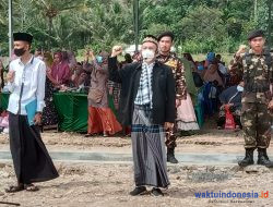 Camat Pakai Sarung Saat Peringatan Hari Santri di Way Khilau
