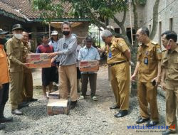 Bupati Dendi Salurkan Bantuan Masyarakat Terkena Angin Puting Beliung