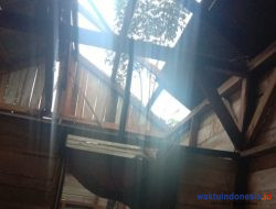 Atap Rumah Seorang Warga di Mesuji Disapu Angin Kencang Disertai Hujan Deras