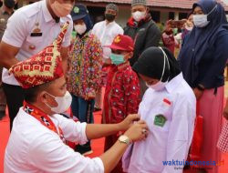 Parosil Bagikan Ratusan Seragam Gratis di SMPN Satap 1 Pagardewa: Hanya Ada di Lambar