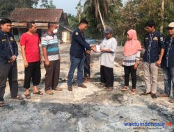 KT Pesibar Serahkan Bantuan Korban Kebakaran di Pasar Wayheni