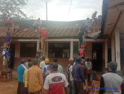 Foto Warga Bongkar Atap Gedung MIJI Pesawaran yang Sempat Diisukan Hoaks