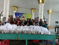 Ratusan Nasi Bungkus Dibagikan Srikandi Dermawan di Masjid Islamic Center Pesawaran