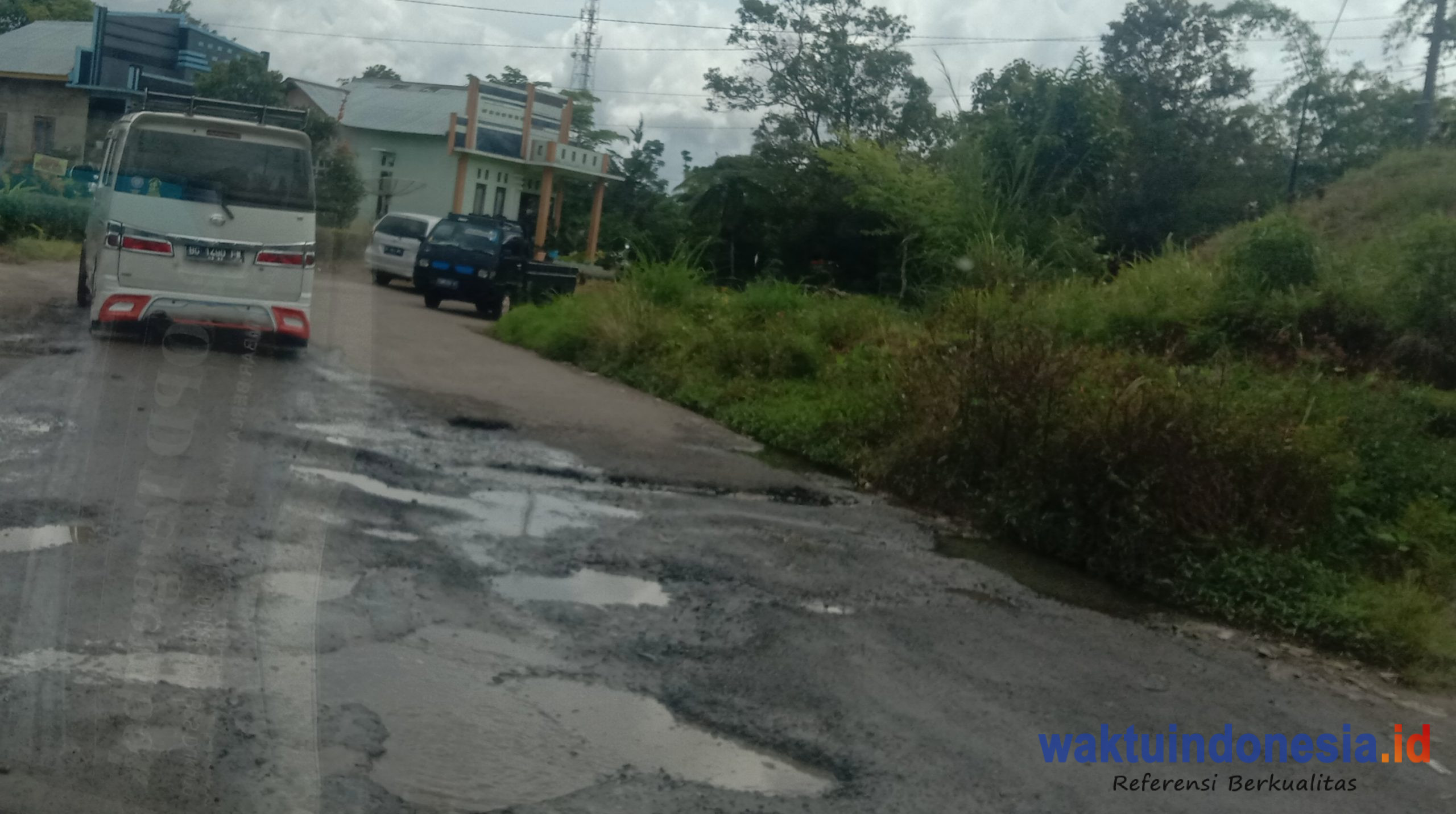 Jalur liwa ranau rusak parah