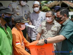 Bupati Dendi Bantu Warga Korban Angin Puting Beliung Di Tegineneng