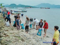 Pemkab Pesawaran Bersih Pantai Serentak Di Tempat Wisata