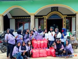 Srikandi Dermawan Teluk Pandan Ajak Berbagi Di Jumat Barokah