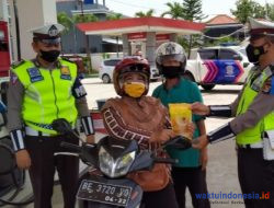 50 Pengendara Dapat Minyak Goreng Gratis dari Polisi Pringsewu