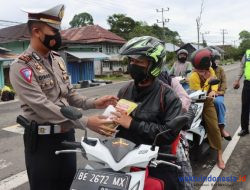 Polisi Lampung Barat Bagi-Bagi Minyak Goreng Gratis