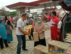 Peduli Warga Sekitar, Pengelola SPBU Gedong Tataan Bagikan Sembako