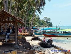 Libur Lebaran, Pantai Ketapang Bahari Teluk Pandan Jadi Pilihan Pengunjung