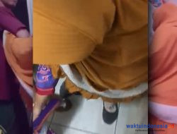 Beredar Video Perempuan Berseragam Batik Kepergok Ngutil di Minimarket di Pesisir Barat