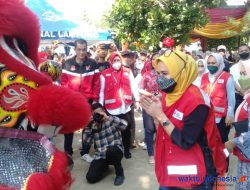 Nanda Indira Dendi Hadiri Bakti Sosial PSMTI Pesawaran Di Teluk Pandan